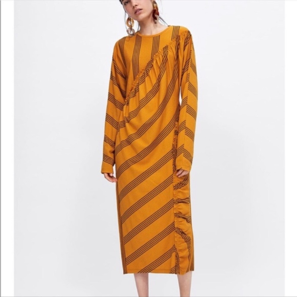 Zara long sleeve gathered midi dress small